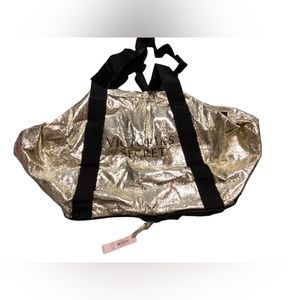 NWT Victoria’s Secret tote bag that can be zipped up